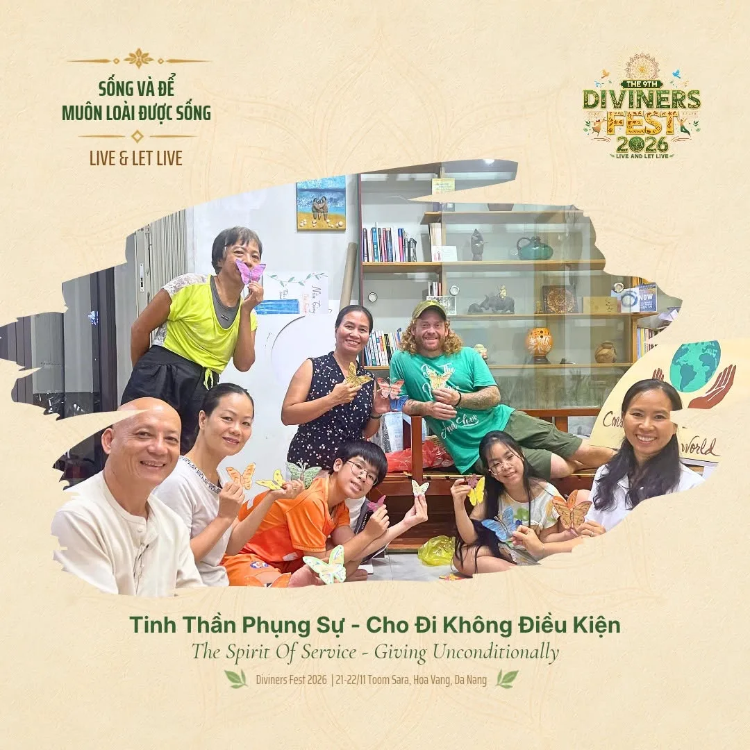 Poster Diviners Fest 2026 «Tinh Thần Phụng Sự – Cho Đi Không Điều Kiện»: nhóm tình nguyện viên cười tươi, mỗi người cầm một con bướm giấy tô màu