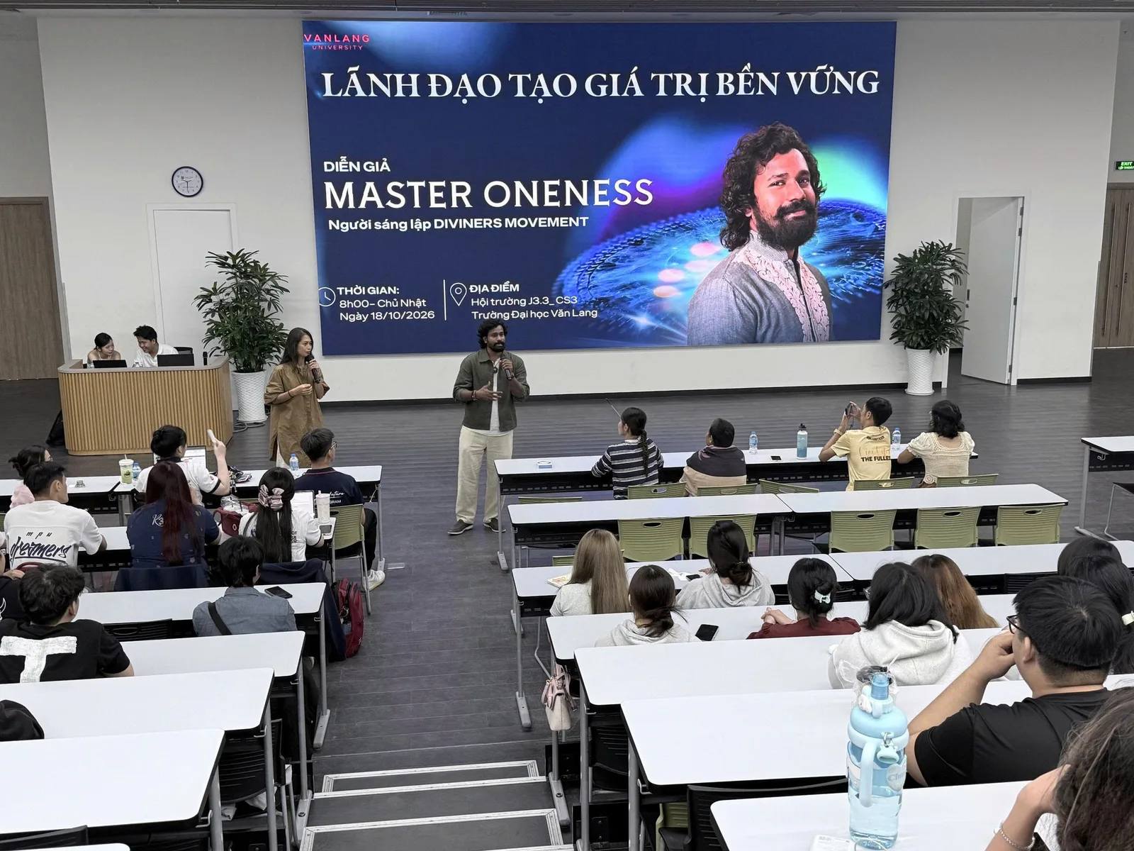 Master Oneness sharing with third- and fourth-year students at Van Lang University