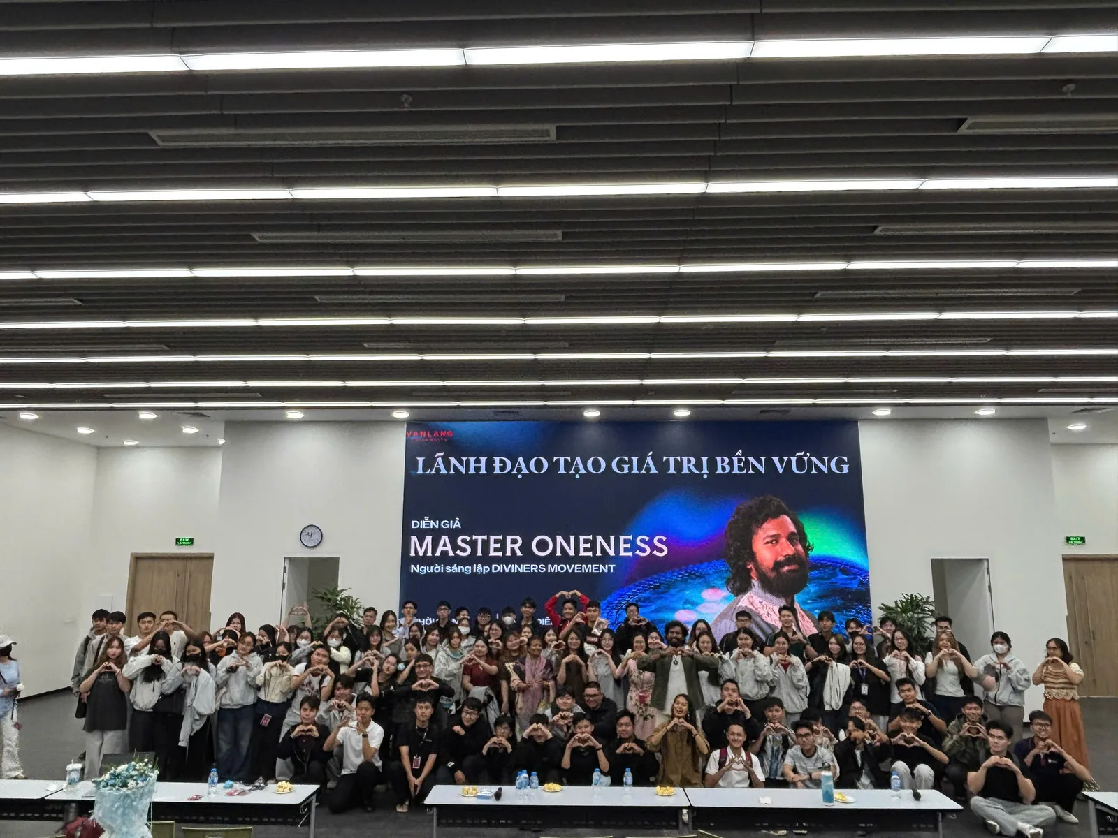Toàn cảnh buổi chia sẻ Lãnh đạo tạo giá trị bền vững của Master Oneness cùng sinh viên Trường Đại học Văn Lang